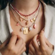 Colgante redondo plano de 10 mm con gema y engaste texturizado -Dorado fino - Cuarzo rosa