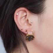 Pendientes de diseño 22x20 mm - Chapado en oro - Brillo negro - Perla nude x2