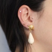 Cuenta pera retorcida de resina opaca 26x14 mm - Crudo x1