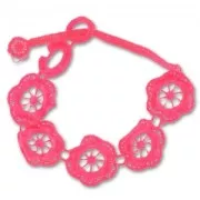 Pulsera macramé bordada flores grandes 22 mm Rosa Flúor x1