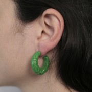 Pendientes de aro ancho de resina 30 mm - flor grabada - Albaricoque Mármol x2