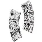 Perlas de tubo curvado 35x11 mm en acrílico transparente - Negro jaspeado x6