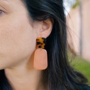 Colgante trapecio de resina translúcida - 40x27 mm - Mármol naranja pastel x1