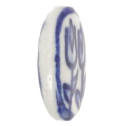 Cuenta ovalada plana de cerámica motivo flor 21x16,5 mm - Blanca - Azul marino x1