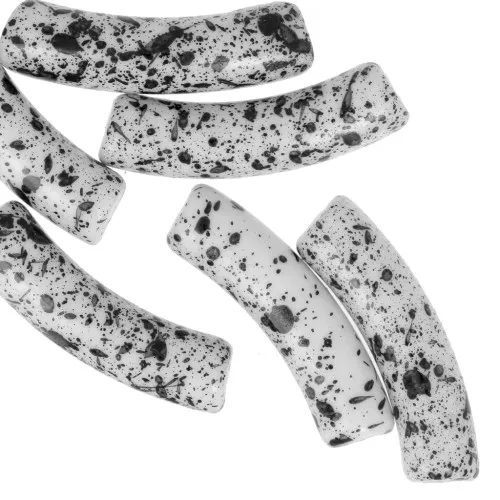 Abalorios tubulares curvados 32x8 mm en acrílico opaco - Blanco Moteado Negro x6
