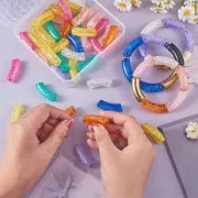 Juego de 60 cuentas acrílicas transparentes en forma de tubo curvado 35x11mm con efecto craquelado