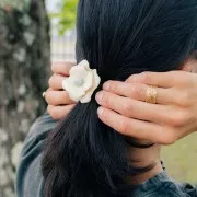 Colgante flor 48 mm en resina opaca - Crudo x1