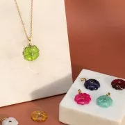 Colgante Trébol 21 mm imitación gema con oro fino engastado - Hydro Peridot Crystal