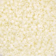 Miyuki Delica 11/0 DB2402 - Ceilán crema de mantequilla claro x8g