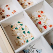 Charm Sombrero de Navidad 14x15 mm Resina Epoxi - Acero Inoxidable Dorado316L - Rojo x1