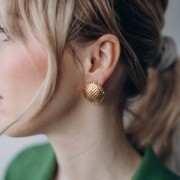 Pendientes redondos con textura 24 mm - motivo chevron - Dorado con oro fino x2