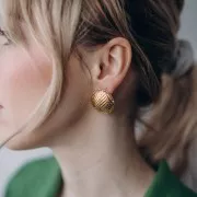 Pendientes redondos con textura 24 mm - motivo chevron - Dorado con oro fino x2