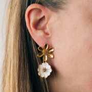 Colgante flor 22 mm con resina epoxi - Acero inoxidable 304L Dorado - Blanco x1