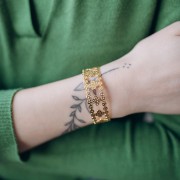 Pulsera ancha ajustable trébol martillado 15x150 mm Acero inoxidable 304L Dorado x1