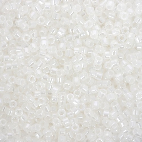 Toho Treasures 1,8 mm TO1T141 - Snowflake Ceylon x8g