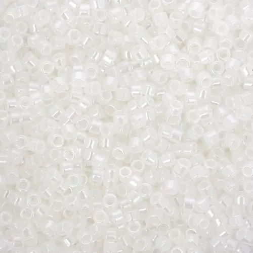 Toho Treasures 1,8 mm TO1T141 - Snowflake Ceylon x8g