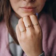 Anillo fino T53 a T62 - 3 óxidos de circonio - Acero inoxidable 304 Dorado - Cristal x1