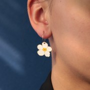 Dije flor de pensamiento 18x20 mm resina epoxi - Acero inoxidable 304L Dorado - Crema x1