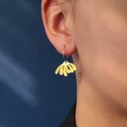 Colgante margarita 13,5x20,5 mm resina epoxi - Acero inoxidable 304L Dorado - Amarillo x1