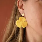 Colgante flor 3 pétalos 42x43 mm en resina opaca - Rojo coral x1