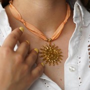 Colgante sol martillado 46 mm - Dorado con oro fino x1