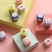 Cuenta cubo acrílico 14 mm - motivo cuadros y flores - Violeta - Blanco x1