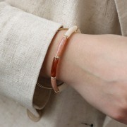 Cuentas tubulares curvadas de acrílico opaco 19x5 mm - Rojo jaspeado x10