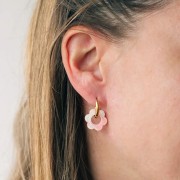 Colgante flor acetato 18 mm - Carey - Blanco nacarado - Rosa fluorescente x1