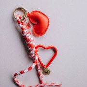 Colgante corazón abombado 46x47 mm, polipiel - Rojo x1