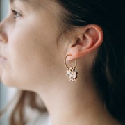 Dije de trébol de 19 mm en acetato - Marrón terrazo - Negro x1