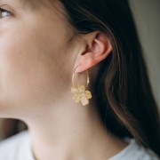 Colgante flor acrílico 25 mm - Dorado purpurina x1