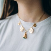 Colgante étnico 28x13 mm con resina epoxi - Dorado con oro fino - Topacio x1