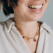 Dije de guante de Navidad 18x9 mm con resina epoxi - Dorado con oro fino - Purpurina roja