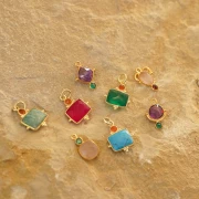 Dije rectángulo 8x10 mm imitación Turquesa y cabujón 3mm Onix Rojo - Dorado con oro fino