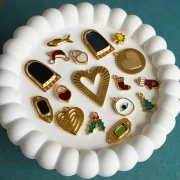 Dije de árbol de Navidad 17x10 mm resina epoxi - Dorado con oro fino - Purpurina verde x1