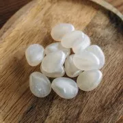 Cuenta plana irregular de resina translúcida 22x17 mm - Blanco nacarado x1