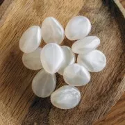 Cuenta plana irregular de resina translúcida 25x20 mm - Blanco nacarado x1