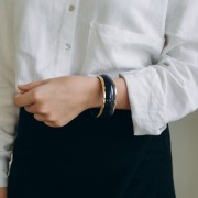 Pulsera brazalete de resina de 65 mm de grosor - Azul marino - Dorado x1