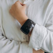 Pulsera brazalete de resina opaca de 68 mm de grosor - Marrón oscuro jaspeado - Blanco x1