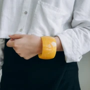 Pulsera brazalete de resina opaca de 68 mm de espesor - Miel jaspeado - Blanco x1