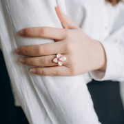 Anillo flor 23x21 mm con resina epoxi - Acero inoxidable 304L Dorado - Rosa nacarado x1