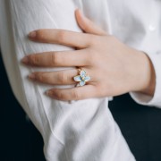 Anillo flor 23x21 mm con resina epoxi - Acero inoxidable 304L Dorado - Perla azul claro