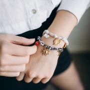 Pulsera flor de tela atada con 3 anillas - Acero inoxidable 304L Dorado - Azul x18cm