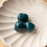 Cuenta irregular de resina opaca barroca 19x15 mm - Azul pavo real x1