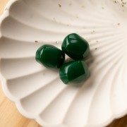 Cuenta barroca irregular de resina opaca 19x15 mm - Verde esmeralda x1