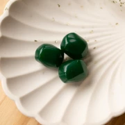 Cuenta barroca irregular de resina opaca 19x15 mm - Verde esmeralda x1