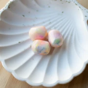 Perla barroca irregular en resina opaca 19x15 mm - Perla multicolor jaspeada x1