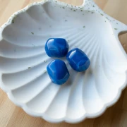 Cuenta barroca irregular de resina opaca 19x15 mm - Azul real jaspeado x1