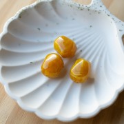 Cuenta barroca irregular de resina translúcida 19x15 mm - Amarillo miel jaspeado x1