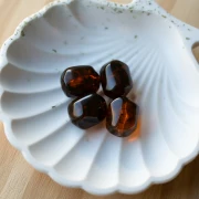 Cuenta barroca irregular de resina translúcida 19x15 mm - Ámbar jaspeado x1